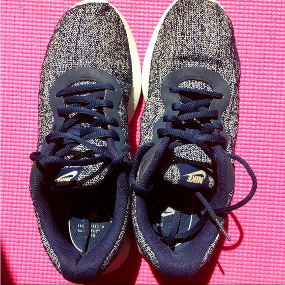 Navy blue Nike casual shoes
Size 7 1/2 - Picture 1 of 8